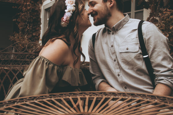 Paarfotografie – romantisches Paarshooting im Freien von StayFruity Media